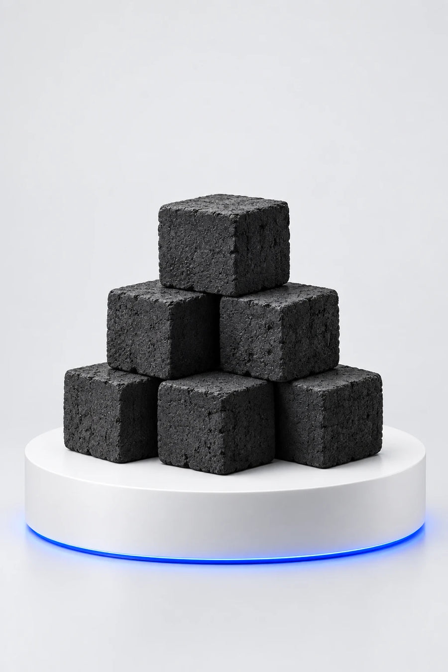 Charbons naturels de noix de coco en cubes sur socle blanc